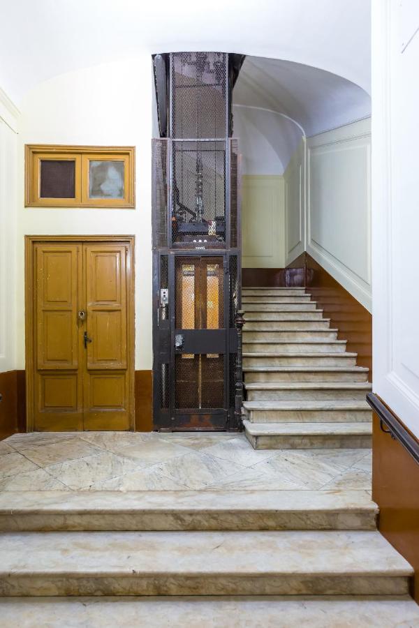 Rettifilo Family Apartment By Wonderful Italy Napoli Eksteriør billede